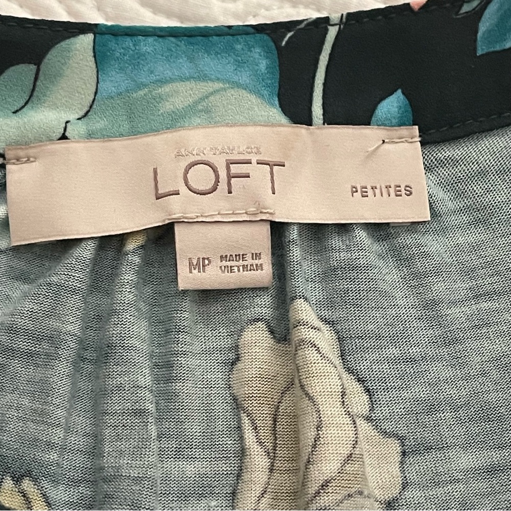 3/$21 | LOFT Floral Sleeveless Top Size MP - Picture 12 of 13